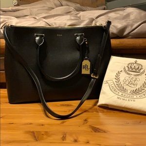 Handbag with dust cover